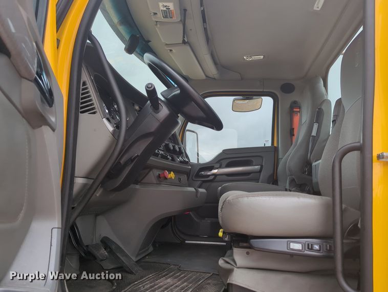 image for item MX9533 2019 Kenworth T680  semi truck