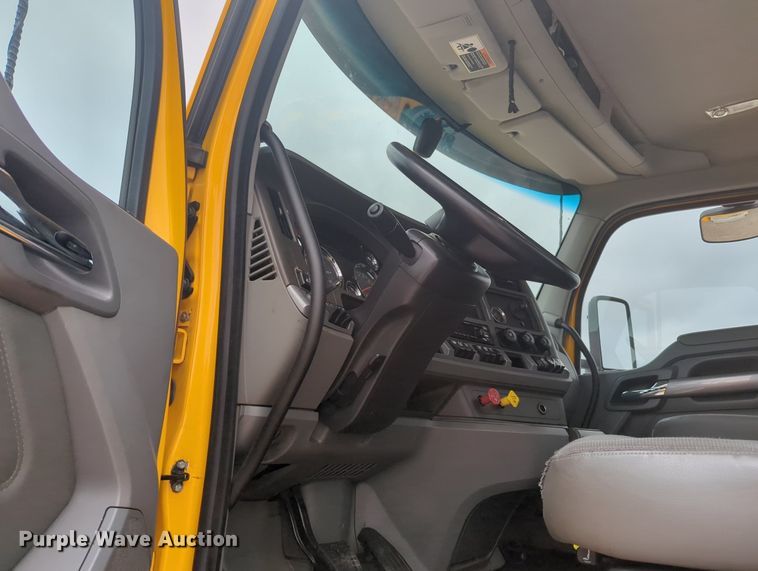 image for item MX9533 2019 Kenworth T680  semi truck