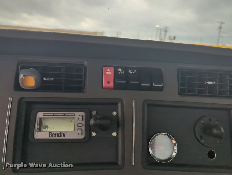 image for item MX9533 2019 Kenworth T680  semi truck