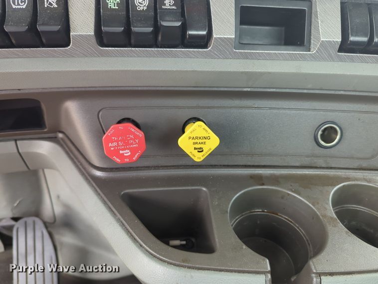 image for item MX9533 2019 Kenworth T680  semi truck