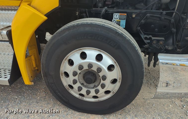 image for item MX9533 2019 Kenworth T680  semi truck