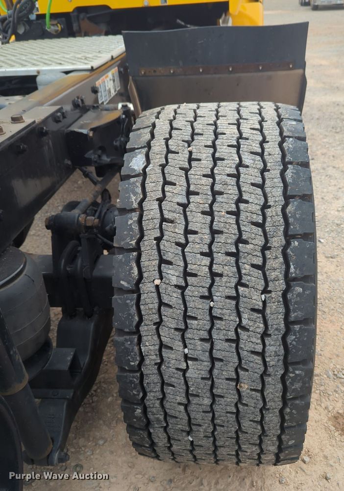 image for item MX9533 2019 Kenworth T680  semi truck