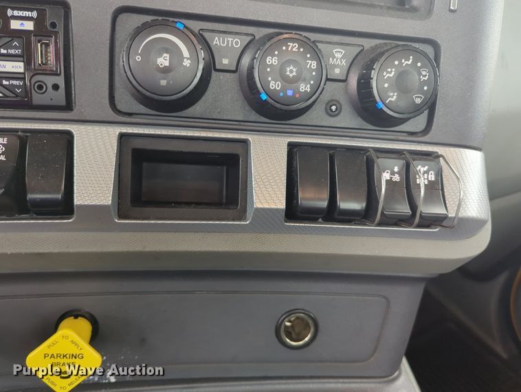 image for item MX9534 2020 Kenworth T680  semi truck