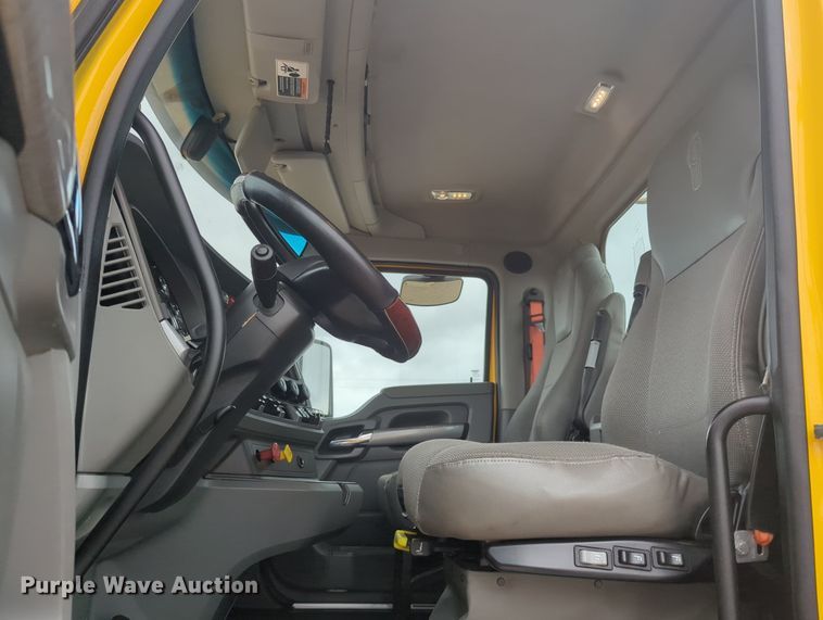 image for item MX9535 2019 Kenworth T680  semi truck