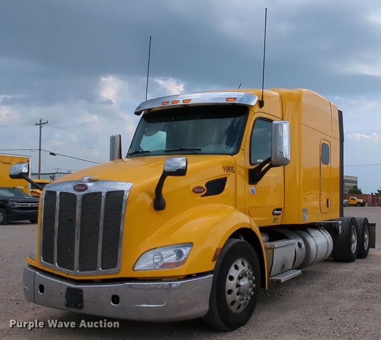 image for item MY9466 2019 Peterbilt 579  semi truck