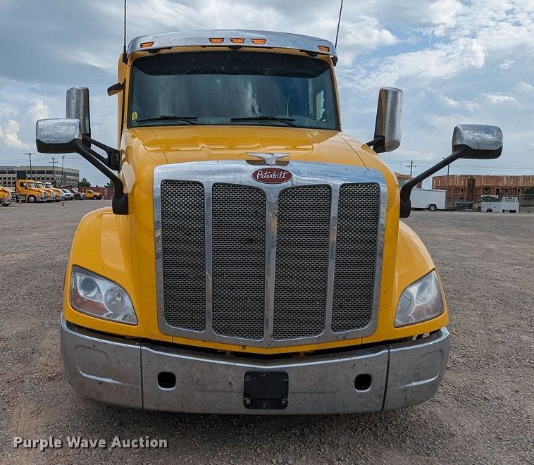 image for item MY9466 2019 Peterbilt 579  semi truck