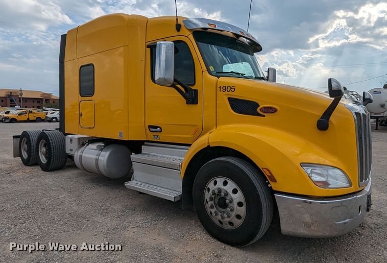 image for item MY9466 2019 Peterbilt 579  semi truck