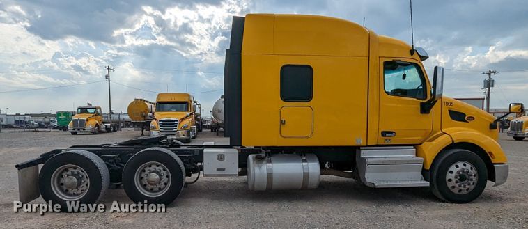 image for item MY9466 2019 Peterbilt 579  semi truck