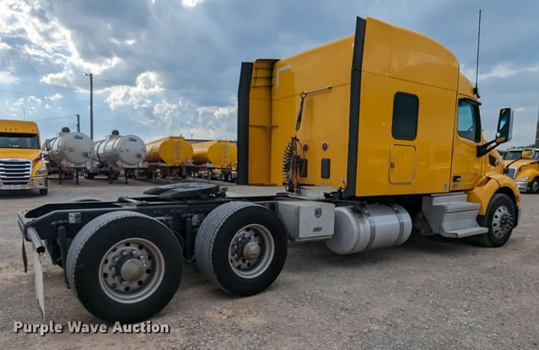 image for item MY9466 2019 Peterbilt 579  semi truck