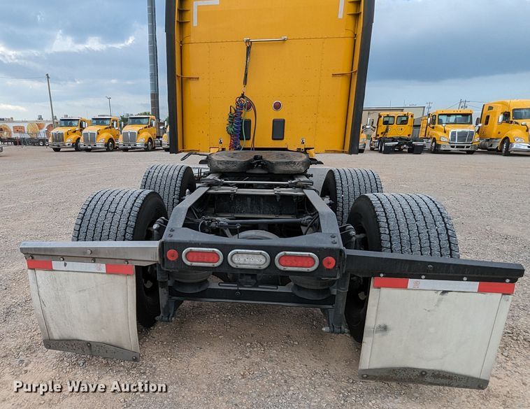 image for item MY9466 2019 Peterbilt 579  semi truck