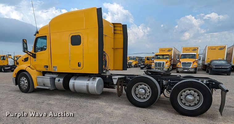 image for item MY9466 2019 Peterbilt 579  semi truck