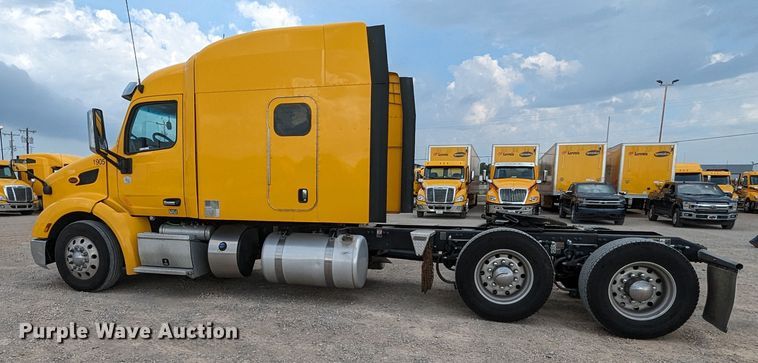 image for item MY9466 2019 Peterbilt 579  semi truck