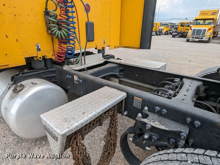 image for item MY9466 2019 Peterbilt 579  semi truck