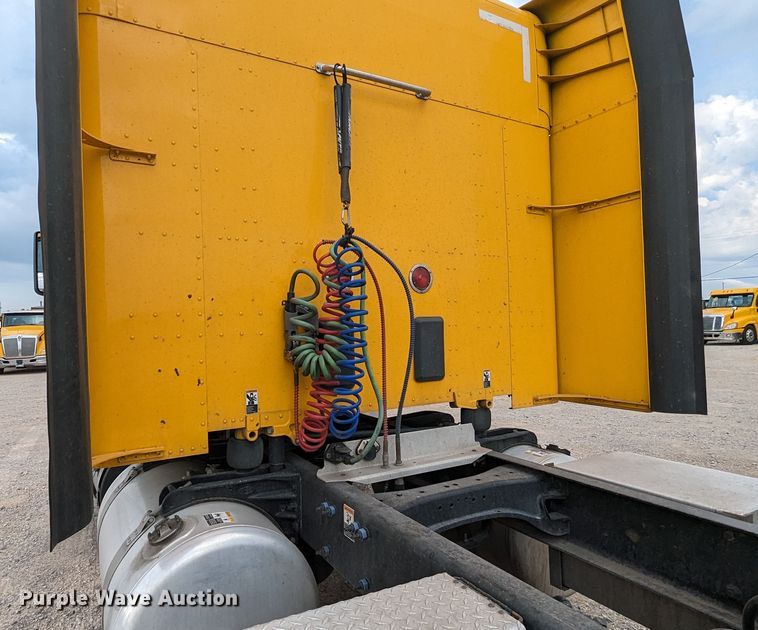 image for item MY9466 2019 Peterbilt 579  semi truck