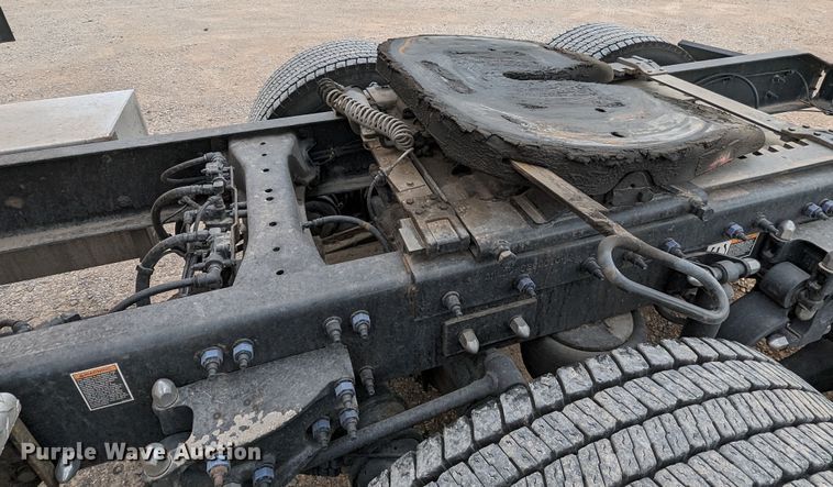 image for item MY9466 2019 Peterbilt 579  semi truck