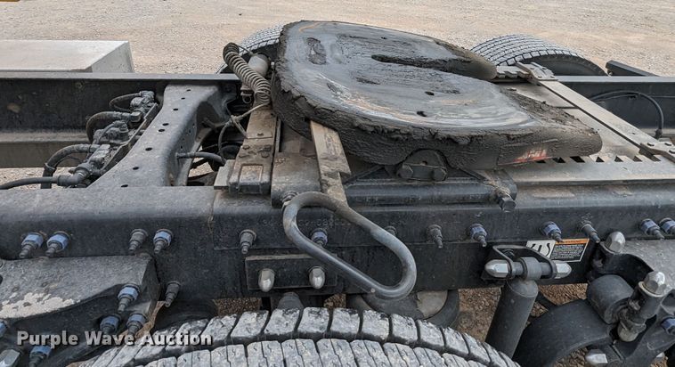 image for item MY9466 2019 Peterbilt 579  semi truck