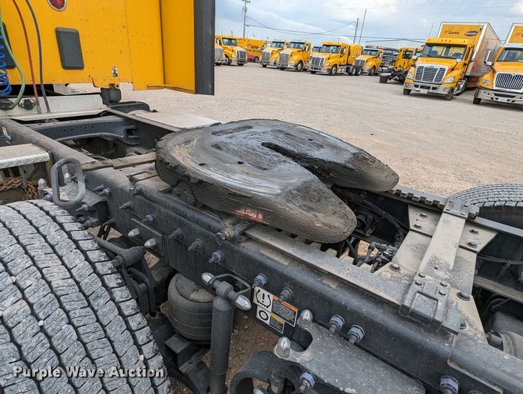 image for item MY9466 2019 Peterbilt 579  semi truck