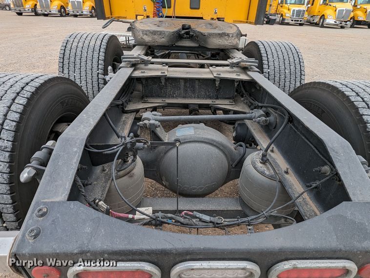 image for item MY9466 2019 Peterbilt 579  semi truck