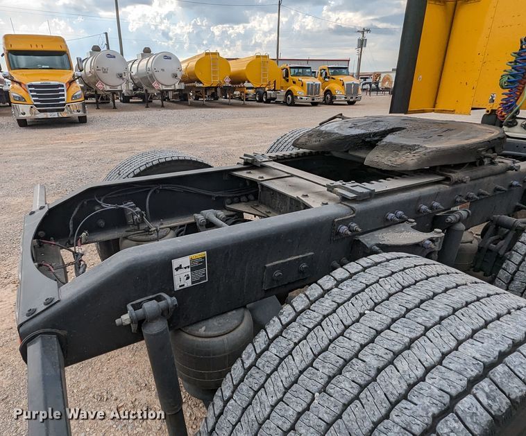 image for item MY9466 2019 Peterbilt 579  semi truck
