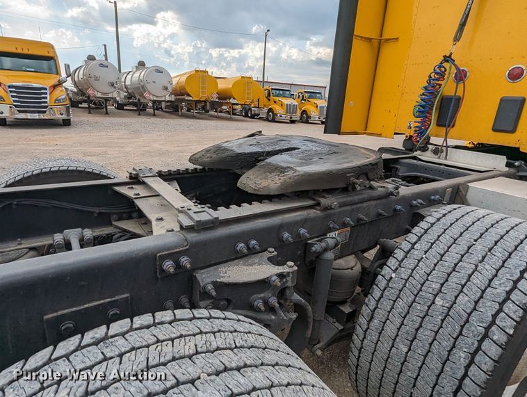 image for item MY9466 2019 Peterbilt 579  semi truck