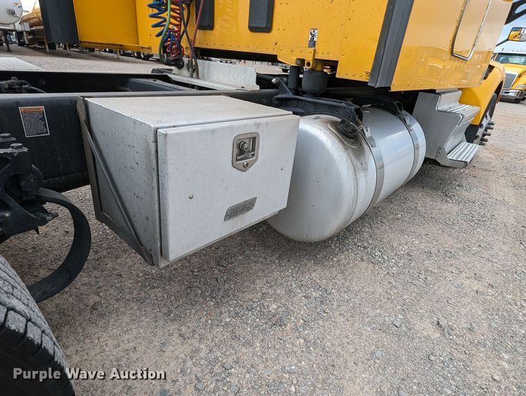 image for item MY9466 2019 Peterbilt 579  semi truck