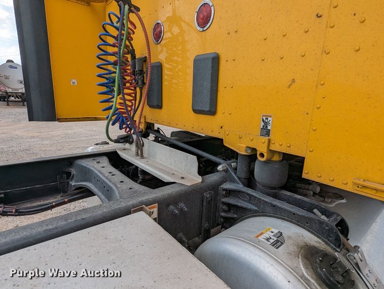 image for item MY9466 2019 Peterbilt 579  semi truck