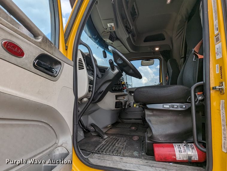 image for item MY9466 2019 Peterbilt 579  semi truck