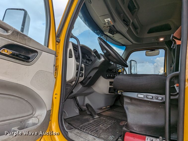 image for item MY9466 2019 Peterbilt 579  semi truck