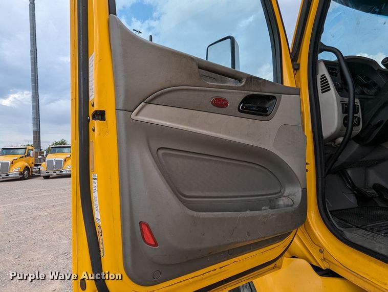 image for item MY9466 2019 Peterbilt 579  semi truck