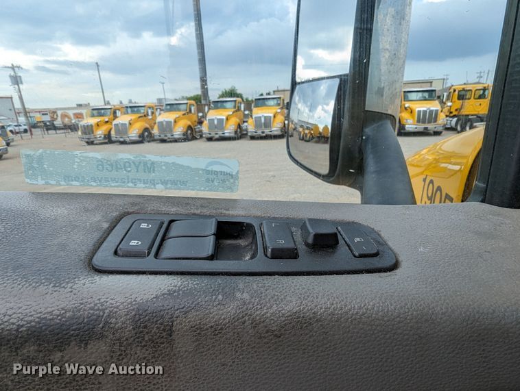 image for item MY9466 2019 Peterbilt 579  semi truck