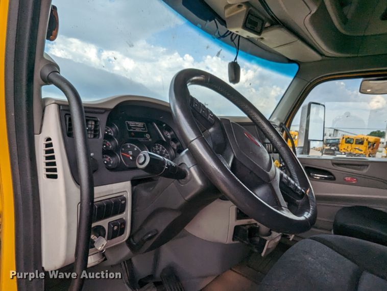 image for item MY9466 2019 Peterbilt 579  semi truck