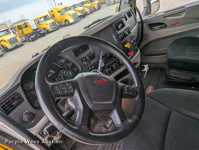image for item MY9466 2019 Peterbilt 579  semi truck