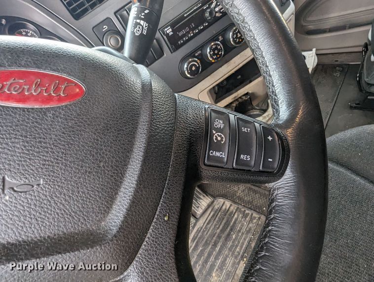 image for item MY9466 2019 Peterbilt 579  semi truck