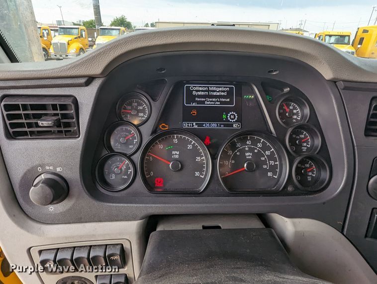 image for item MY9466 2019 Peterbilt 579  semi truck