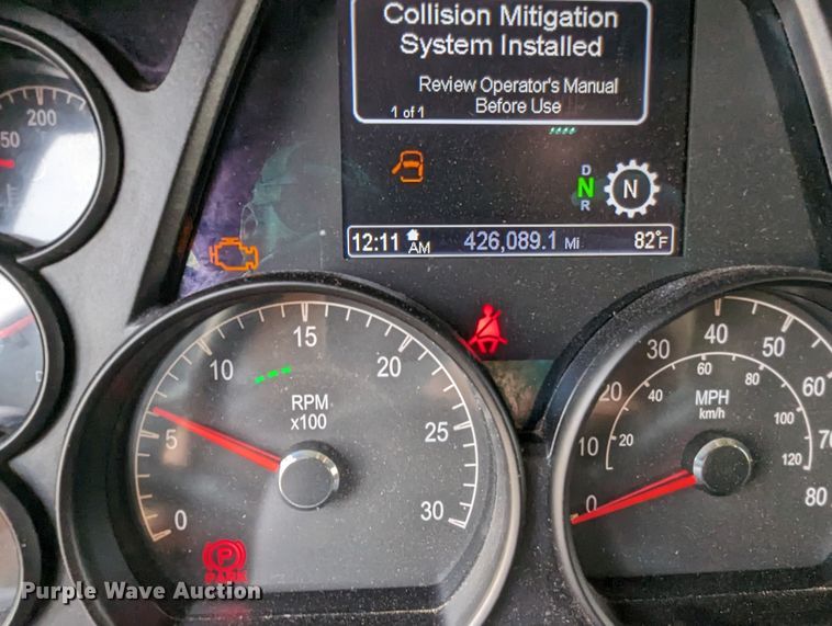 image for item MY9466 2019 Peterbilt 579  semi truck