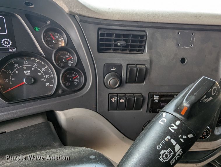 image for item MY9466 2019 Peterbilt 579  semi truck