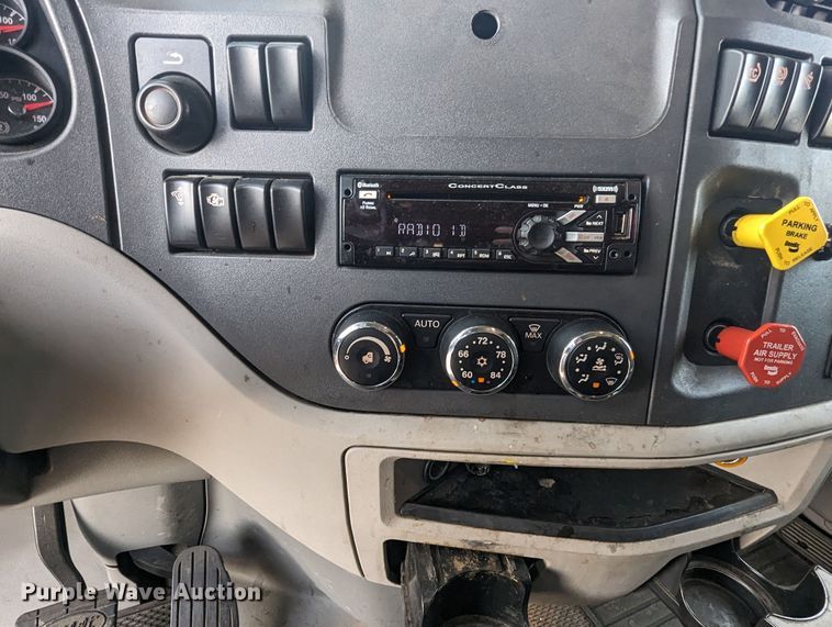 image for item MY9466 2019 Peterbilt 579  semi truck