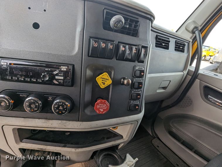 image for item MY9466 2019 Peterbilt 579  semi truck