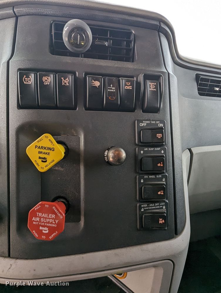 image for item MY9466 2019 Peterbilt 579  semi truck