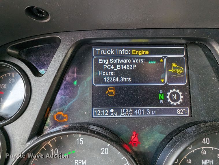 image for item MY9466 2019 Peterbilt 579  semi truck