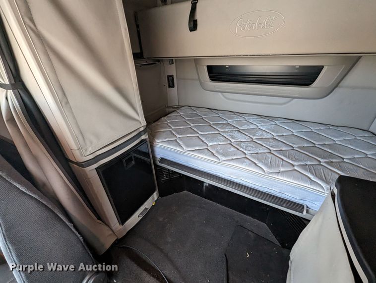 image for item MY9466 2019 Peterbilt 579  semi truck