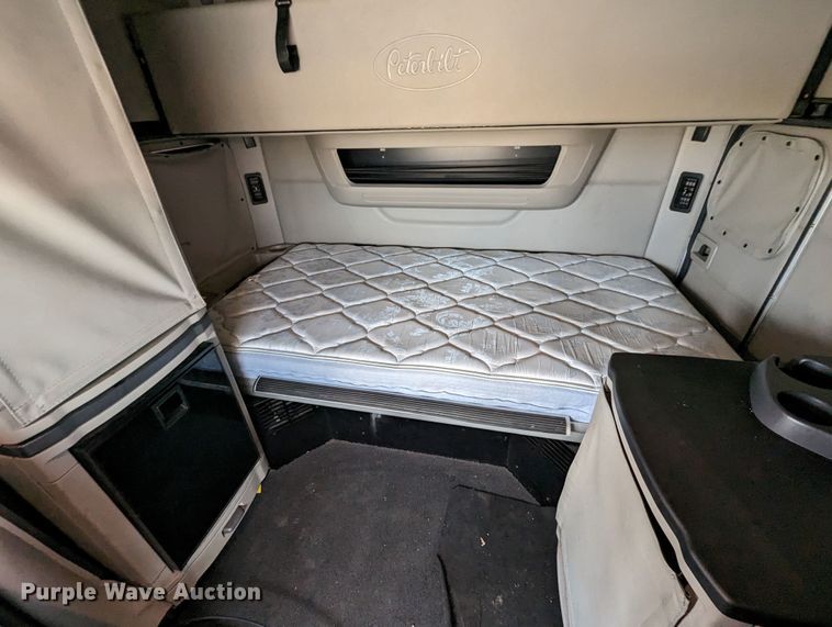 image for item MY9466 2019 Peterbilt 579  semi truck