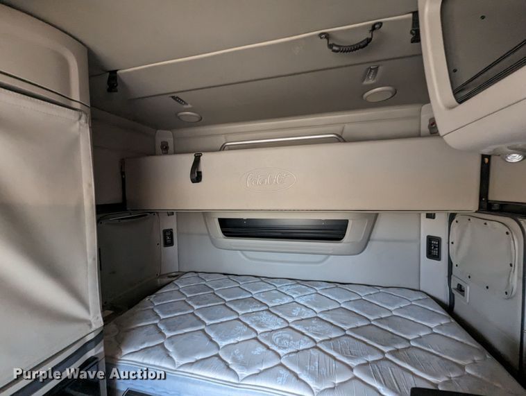 image for item MY9466 2019 Peterbilt 579  semi truck