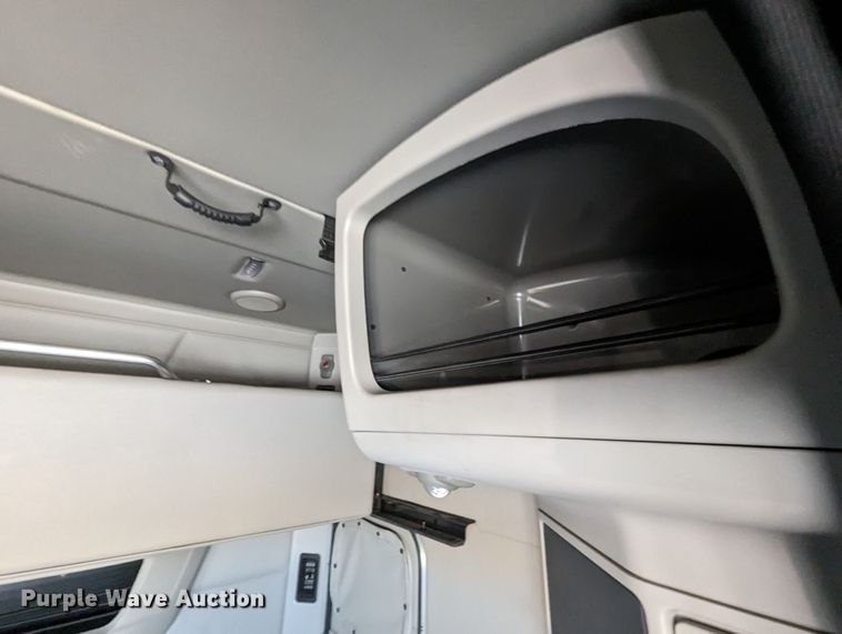 image for item MY9466 2019 Peterbilt 579  semi truck