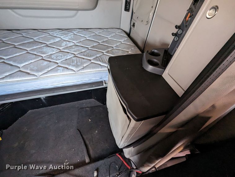 image for item MY9466 2019 Peterbilt 579  semi truck