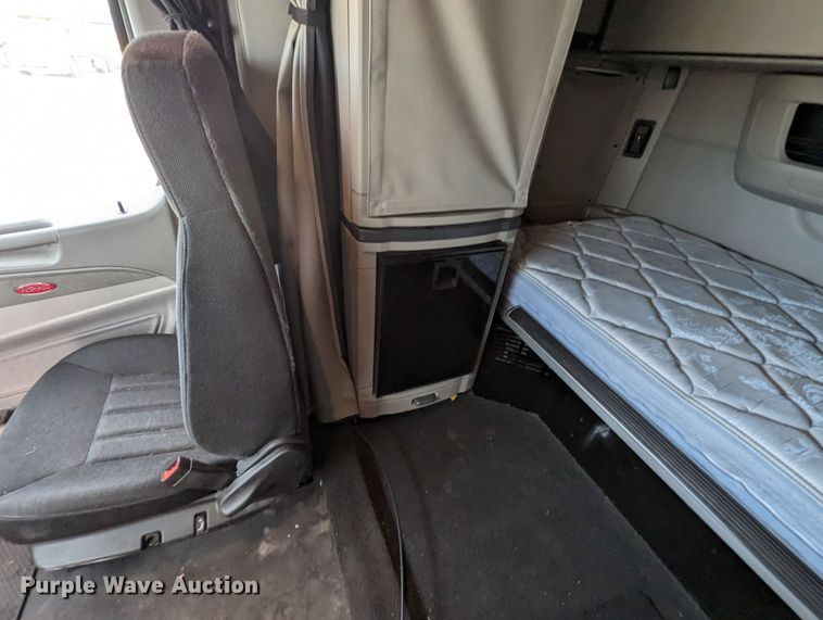 image for item MY9466 2019 Peterbilt 579  semi truck