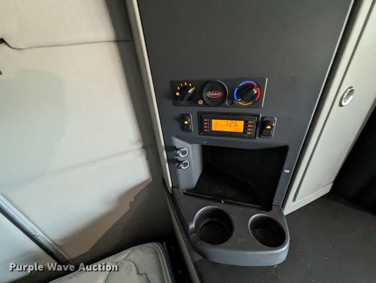 image for item MY9466 2019 Peterbilt 579  semi truck