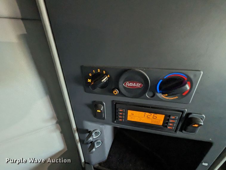 image for item MY9466 2019 Peterbilt 579  semi truck