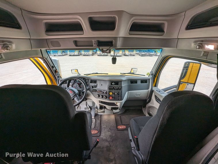 image for item MY9466 2019 Peterbilt 579  semi truck