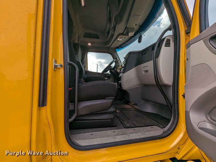 image for item MY9466 2019 Peterbilt 579  semi truck